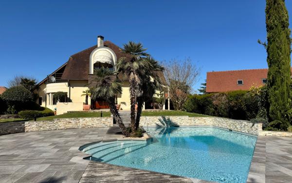 Maison à vendre    5 pièces • 238 m2 Idron