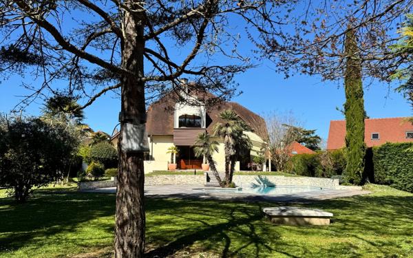 Maison à vendre    5 pièces • 238 m2 Idron