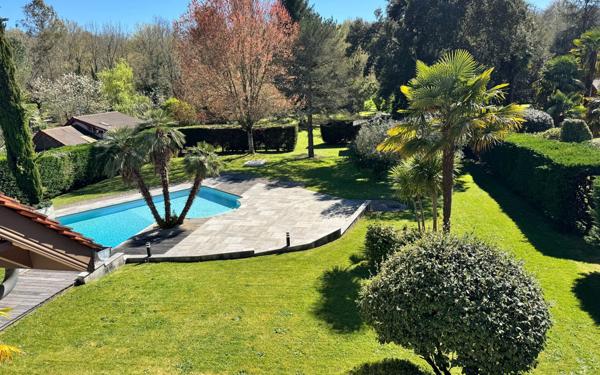 Maison à vendre    5 pièces • 238 m2 Idron