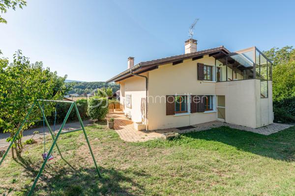 Maison familiale avec appartement T3 indépendant - Fort potentiel à Thairy

Au cœur du hameau de Thairy, dans un environnement résidentiel calme et recherché, découvrez cette maison individuelle de 1971 offrant de nombreuses possibilités d'aménagement sur une parcelle de 1 246 m².

Développant environ 180 m² habitables pour près de 285 m² de surface utile, cette propriété séduit par ses volumes généreux, ses nombreux espaces annexes et son fort potentiel d'évolution.

La maison principale comprend une entrée, un séjour lumineux, une cuisine, quatre chambres, une salle d'eau, un WC indépendant ainsi que plusieurs espaces de rangement, caves et locaux techniques.

Attenant à l'habitation, un appartement T3 indépendant constitue un véritable atout. Composé d'un séjour avec cuisine, de deux chambres, d'une salle de bains, d'un cellier et de plusieurs dégagements, il permet d'envisager différents projets : logement pour un membre de la famille, habitat intergénérationnel, activité professionnelle à domicile ou encore investissement locatif générant un revenu complémentaire.

La propriété bénéficie également de deux grands garages, de plusieurs places de stationnement et de vastes espaces de stockage.

Des travaux de rénovation énergétique et de modernisation sont à prévoir afin de révéler tout le potentiel de cette maison. Afin d'accompagner les futurs acquéreurs dans leur projet, un audit énergétique complet a déjà été réalisé, incluant des préconisations de travaux et une estimation budgétaire des améliorations envisageables.

Rare sur le secteur par sa configuration, ses volumes et sa capacité à accueillir plusieurs projets de vie, cette propriété représente une belle opportunité pour une famille à la recherche d'espace ou pour un acquéreur souhaitant conjuguer résidence principale et revenu locatif.

À découvrir sans tarder !