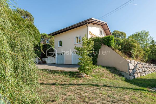 Maison familiale avec appartement T3 indépendant - Fort potentiel à Thairy

Au cœur du hameau de Thairy, dans un environnement résidentiel calme et recherché, découvrez cette maison individuelle de 1971 offrant de nombreuses possibilités d'aménagement sur une parcelle de 1 246 m².

Développant environ 180 m² habitables pour près de 285 m² de surface utile, cette propriété séduit par ses volumes généreux, ses nombreux espaces annexes et son fort potentiel d'évolution.

La maison principale comprend une entrée, un séjour lumineux, une cuisine, quatre chambres, une salle d'eau, un WC indépendant ainsi que plusieurs espaces de rangement, caves et locaux techniques.

Attenant à l'habitation, un appartement T3 indépendant constitue un véritable atout. Composé d'un séjour avec cuisine, de deux chambres, d'une salle de bains, d'un cellier et de plusieurs dégagements, il permet d'envisager différents projets : logement pour un membre de la famille, habitat intergénérationnel, activité professionnelle à domicile ou encore investissement locatif générant un revenu complémentaire.

La propriété bénéficie également de deux grands garages, de plusieurs places de stationnement et de vastes espaces de stockage.

Des travaux de rénovation énergétique et de modernisation sont à prévoir afin de révéler tout le potentiel de cette maison. Afin d'accompagner les futurs acquéreurs dans leur projet, un audit énergétique complet a déjà été réalisé, incluant des préconisations de travaux et une estimation budgétaire des améliorations envisageables.

Rare sur le secteur par sa configuration, ses volumes et sa capacité à accueillir plusieurs projets de vie, cette propriété représente une belle opportunité pour une famille à la recherche d'espace ou pour un acquéreur souhaitant conjuguer résidence principale et revenu locatif.

À découvrir sans tarder !