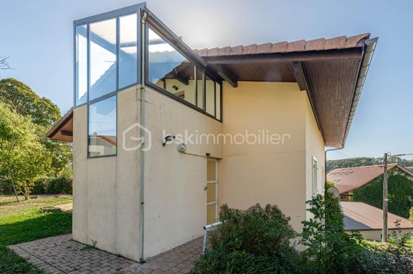 Maison familiale avec appartement T3 indépendant - Fort potentiel à Thairy

Au cœur du hameau de Thairy, dans un environnement résidentiel calme et recherché, découvrez cette maison individuelle de 1971 offrant de nombreuses possibilités d'aménagement sur une parcelle de 1 246 m².

Développant environ 180 m² habitables pour près de 285 m² de surface utile, cette propriété séduit par ses volumes généreux, ses nombreux espaces annexes et son fort potentiel d'évolution.

La maison principale comprend une entrée, un séjour lumineux, une cuisine, quatre chambres, une salle d'eau, un WC indépendant ainsi que plusieurs espaces de rangement, caves et locaux techniques.

Attenant à l'habitation, un appartement T3 indépendant constitue un véritable atout. Composé d'un séjour avec cuisine, de deux chambres, d'une salle de bains, d'un cellier et de plusieurs dégagements, il permet d'envisager différents projets : logement pour un membre de la famille, habitat intergénérationnel, activité professionnelle à domicile ou encore investissement locatif générant un revenu complémentaire.

La propriété bénéficie également de deux grands garages, de plusieurs places de stationnement et de vastes espaces de stockage.

Des travaux de rénovation énergétique et de modernisation sont à prévoir afin de révéler tout le potentiel de cette maison. Afin d'accompagner les futurs acquéreurs dans leur projet, un audit énergétique complet a déjà été réalisé, incluant des préconisations de travaux et une estimation budgétaire des améliorations envisageables.

Rare sur le secteur par sa configuration, ses volumes et sa capacité à accueillir plusieurs projets de vie, cette propriété représente une belle opportunité pour une famille à la recherche d'espace ou pour un acquéreur souhaitant conjuguer résidence principale et revenu locatif.

À découvrir sans tarder !