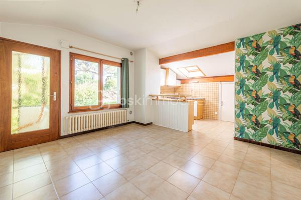 Maison familiale avec appartement T3 indépendant - Fort potentiel à Thairy

Au cœur du hameau de Thairy, dans un environnement résidentiel calme et recherché, découvrez cette maison individuelle de 1971 offrant de nombreuses possibilités d'aménagement sur une parcelle de 1 246 m².

Développant environ 180 m² habitables pour près de 285 m² de surface utile, cette propriété séduit par ses volumes généreux, ses nombreux espaces annexes et son fort potentiel d'évolution.

La maison principale comprend une entrée, un séjour lumineux, une cuisine, quatre chambres, une salle d'eau, un WC indépendant ainsi que plusieurs espaces de rangement, caves et locaux techniques.

Attenant à l'habitation, un appartement T3 indépendant constitue un véritable atout. Composé d'un séjour avec cuisine, de deux chambres, d'une salle de bains, d'un cellier et de plusieurs dégagements, il permet d'envisager différents projets : logement pour un membre de la famille, habitat intergénérationnel, activité professionnelle à domicile ou encore investissement locatif générant un revenu complémentaire.

La propriété bénéficie également de deux grands garages, de plusieurs places de stationnement et de vastes espaces de stockage.

Des travaux de rénovation énergétique et de modernisation sont à prévoir afin de révéler tout le potentiel de cette maison. Afin d'accompagner les futurs acquéreurs dans leur projet, un audit énergétique complet a déjà été réalisé, incluant des préconisations de travaux et une estimation budgétaire des améliorations envisageables.

Rare sur le secteur par sa configuration, ses volumes et sa capacité à accueillir plusieurs projets de vie, cette propriété représente une belle opportunité pour une famille à la recherche d'espace ou pour un acquéreur souhaitant conjuguer résidence principale et revenu locatif.

À découvrir sans tarder !