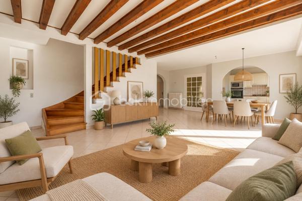 Maison familiale avec appartement T3 indépendant - Fort potentiel à Thairy

Au cœur du hameau de Thairy, dans un environnement résidentiel calme et recherché, découvrez cette maison individuelle de 1971 offrant de nombreuses possibilités d'aménagement sur une parcelle de 1 246 m².

Développant environ 180 m² habitables pour près de 285 m² de surface utile, cette propriété séduit par ses volumes généreux, ses nombreux espaces annexes et son fort potentiel d'évolution.

La maison principale comprend une entrée, un séjour lumineux, une cuisine, quatre chambres, une salle d'eau, un WC indépendant ainsi que plusieurs espaces de rangement, caves et locaux techniques.

Attenant à l'habitation, un appartement T3 indépendant constitue un véritable atout. Composé d'un séjour avec cuisine, de deux chambres, d'une salle de bains, d'un cellier et de plusieurs dégagements, il permet d'envisager différents projets : logement pour un membre de la famille, habitat intergénérationnel, activité professionnelle à domicile ou encore investissement locatif générant un revenu complémentaire.

La propriété bénéficie également de deux grands garages, de plusieurs places de stationnement et de vastes espaces de stockage.

Des travaux de rénovation énergétique et de modernisation sont à prévoir afin de révéler tout le potentiel de cette maison. Afin d'accompagner les futurs acquéreurs dans leur projet, un audit énergétique complet a déjà été réalisé, incluant des préconisations de travaux et une estimation budgétaire des améliorations envisageables.

Rare sur le secteur par sa configuration, ses volumes et sa capacité à accueillir plusieurs projets de vie, cette propriété représente une belle opportunité pour une famille à la recherche d'espace ou pour un acquéreur souhaitant conjuguer résidence principale et revenu locatif.

À découvrir sans tarder !