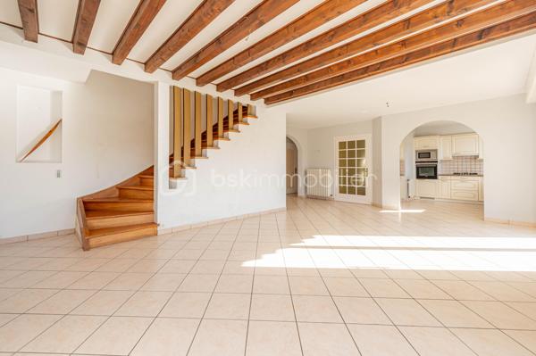 Maison familiale avec appartement T3 indépendant - Fort potentiel à Thairy

Au cœur du hameau de Thairy, dans un environnement résidentiel calme et recherché, découvrez cette maison individuelle de 1971 offrant de nombreuses possibilités d'aménagement sur une parcelle de 1 246 m².

Développant environ 180 m² habitables pour près de 285 m² de surface utile, cette propriété séduit par ses volumes généreux, ses nombreux espaces annexes et son fort potentiel d'évolution.

La maison principale comprend une entrée, un séjour lumineux, une cuisine, quatre chambres, une salle d'eau, un WC indépendant ainsi que plusieurs espaces de rangement, caves et locaux techniques.

Attenant à l'habitation, un appartement T3 indépendant constitue un véritable atout. Composé d'un séjour avec cuisine, de deux chambres, d'une salle de bains, d'un cellier et de plusieurs dégagements, il permet d'envisager différents projets : logement pour un membre de la famille, habitat intergénérationnel, activité professionnelle à domicile ou encore investissement locatif générant un revenu complémentaire.

La propriété bénéficie également de deux grands garages, de plusieurs places de stationnement et de vastes espaces de stockage.

Des travaux de rénovation énergétique et de modernisation sont à prévoir afin de révéler tout le potentiel de cette maison. Afin d'accompagner les futurs acquéreurs dans leur projet, un audit énergétique complet a déjà été réalisé, incluant des préconisations de travaux et une estimation budgétaire des améliorations envisageables.

Rare sur le secteur par sa configuration, ses volumes et sa capacité à accueillir plusieurs projets de vie, cette propriété représente une belle opportunité pour une famille à la recherche d'espace ou pour un acquéreur souhaitant conjuguer résidence principale et revenu locatif.

À découvrir sans tarder !