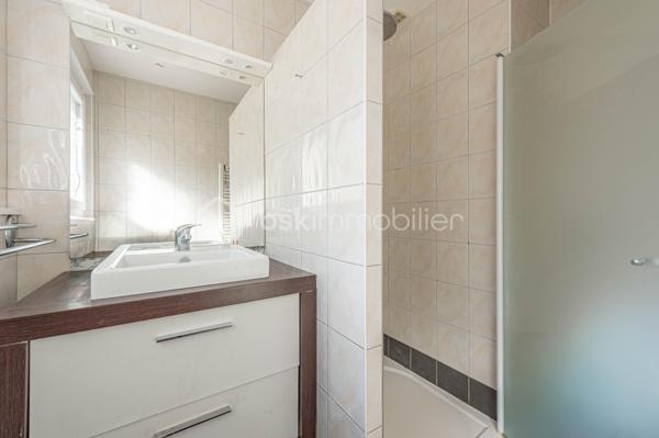 Maison familiale avec appartement T3 indépendant - Fort potentiel à Thairy

Au cœur du hameau de Thairy, dans un environnement résidentiel calme et recherché, découvrez cette maison individuelle de 1971 offrant de nombreuses possibilités d'aménagement sur une parcelle de 1 246 m².

Développant environ 180 m² habitables pour près de 285 m² de surface utile, cette propriété séduit par ses volumes généreux, ses nombreux espaces annexes et son fort potentiel d'évolution.

La maison principale comprend une entrée, un séjour lumineux, une cuisine, quatre chambres, une salle d'eau, un WC indépendant ainsi que plusieurs espaces de rangement, caves et locaux techniques.

Attenant à l'habitation, un appartement T3 indépendant constitue un véritable atout. Composé d'un séjour avec cuisine, de deux chambres, d'une salle de bains, d'un cellier et de plusieurs dégagements, il permet d'envisager différents projets : logement pour un membre de la famille, habitat intergénérationnel, activité professionnelle à domicile ou encore investissement locatif générant un revenu complémentaire.

La propriété bénéficie également de deux grands garages, de plusieurs places de stationnement et de vastes espaces de stockage.

Des travaux de rénovation énergétique et de modernisation sont à prévoir afin de révéler tout le potentiel de cette maison. Afin d'accompagner les futurs acquéreurs dans leur projet, un audit énergétique complet a déjà été réalisé, incluant des préconisations de travaux et une estimation budgétaire des améliorations envisageables.

Rare sur le secteur par sa configuration, ses volumes et sa capacité à accueillir plusieurs projets de vie, cette propriété représente une belle opportunité pour une famille à la recherche d'espace ou pour un acquéreur souhaitant conjuguer résidence principale et revenu locatif.

À découvrir sans tarder !