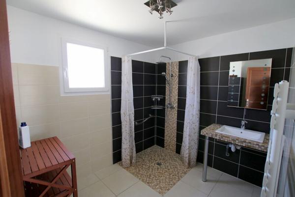 Maison GINESTAS - 17 km Narbonne - 2 chambres, jardin