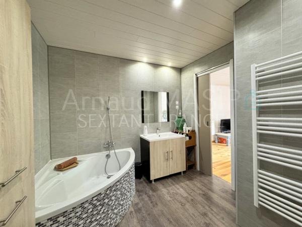 JOLIE MAISON RENOVEE, 3 CH, 2 SDE, 131 M² HAB, JARDIN/TERRASSE PROCHE QUILLAN