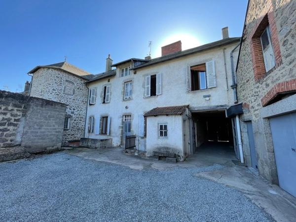 Maison de famille à très fort potentiel dans le centre du Mayet de Montagne