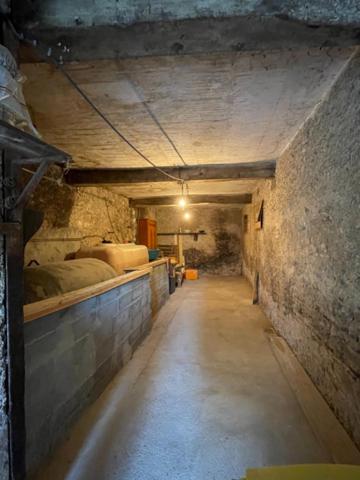 Maison de famille à très fort potentiel dans le centre du Mayet de Montagne