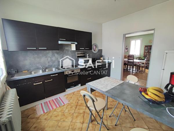 Maison composée de 2 logements F3, F4, terrain, garage.