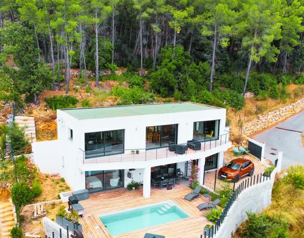 Villa contemporaine de 152m² - Draguignan (83) - Var - Vue exceptionnelle avec un grand terrain boisé en restanques