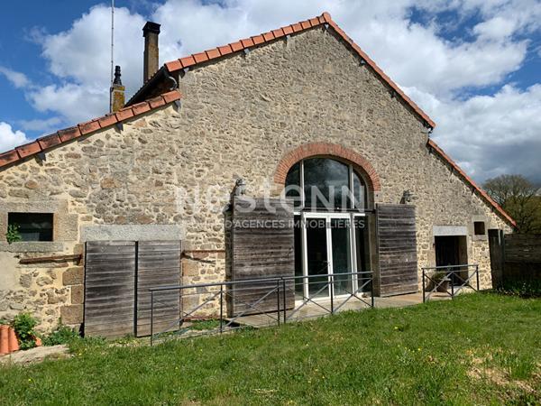 Belle maison ancienne rénovée de 259m² sur un terrain de plus de 2 hectares