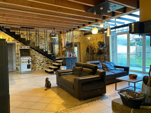 Belle maison ancienne rénovée de 259m² sur un terrain de plus de 2 hectares