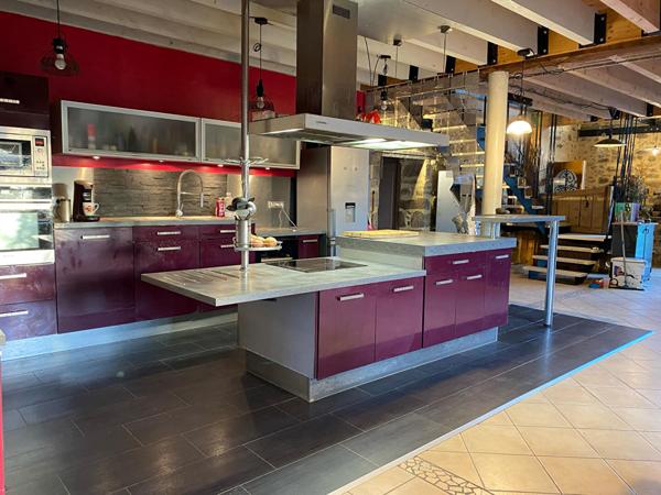 Belle maison ancienne rénovée de 259m² sur un terrain de plus de 2 hectares