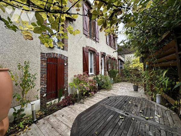 SAINT JULIEN DU SAULT - Maison d'habitation comprenant au rez-de-chaussée une entrée sur salle ...