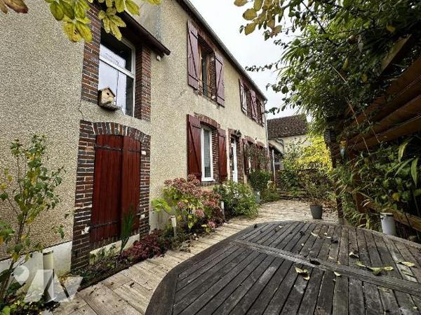 SAINT JULIEN DU SAULT - Maison d'habitation comprenant au rez-de-chaussée une entrée sur salle ...