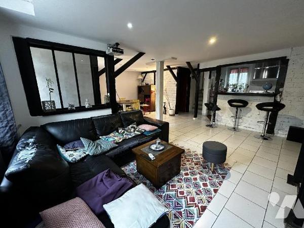 SAINT JULIEN DU SAULT - Maison d'habitation comprenant au rez-de-chaussée une entrée sur salle ...