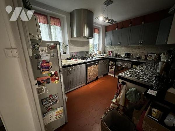 SAINT JULIEN DU SAULT - Maison d'habitation comprenant au rez-de-chaussée une entrée sur salle ...