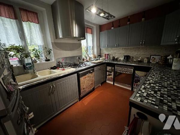 SAINT JULIEN DU SAULT - Maison d'habitation comprenant au rez-de-chaussée une entrée sur salle ...