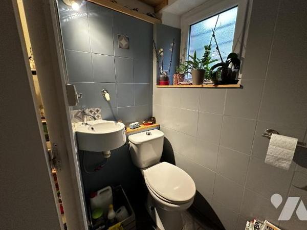 SAINT JULIEN DU SAULT - Maison d'habitation comprenant au rez-de-chaussée une entrée sur salle ...