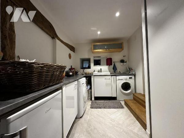 SAINT JULIEN DU SAULT - Maison d'habitation comprenant au rez-de-chaussée une entrée sur salle ...