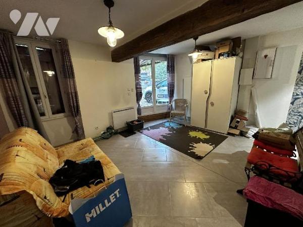 SAINT JULIEN DU SAULT - Maison d'habitation comprenant au rez-de-chaussée une entrée sur salle ...