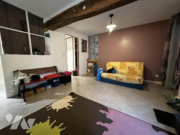 SAINT JULIEN DU SAULT - Maison d'habitation comprenant au rez-de-chaussée une entrée sur salle ...