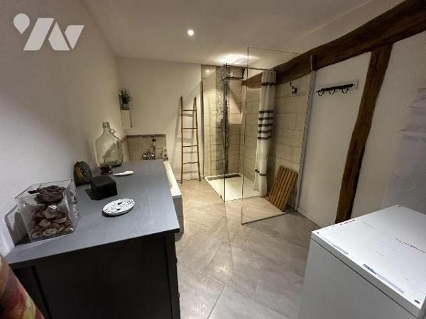 SAINT JULIEN DU SAULT - Maison d'habitation comprenant au rez-de-chaussée une entrée sur salle ...