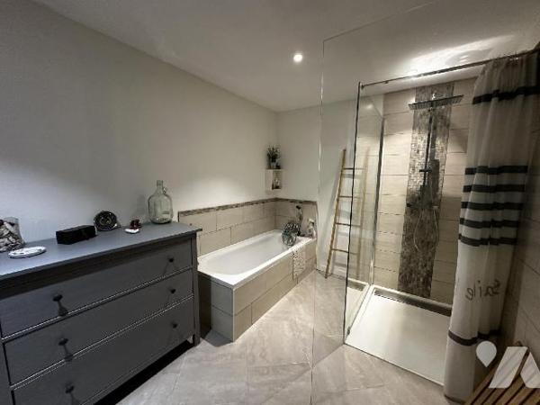 SAINT JULIEN DU SAULT - Maison d'habitation comprenant au rez-de-chaussée une entrée sur salle ...