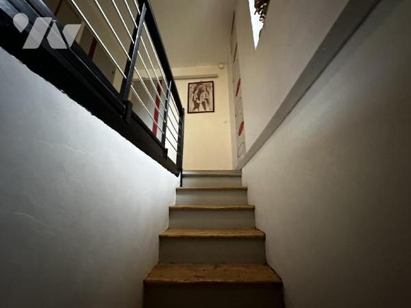 SAINT JULIEN DU SAULT - Maison d'habitation comprenant au rez-de-chaussée une entrée sur salle ...