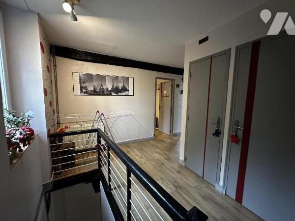 SAINT JULIEN DU SAULT - Maison d'habitation comprenant au rez-de-chaussée une entrée sur salle ...