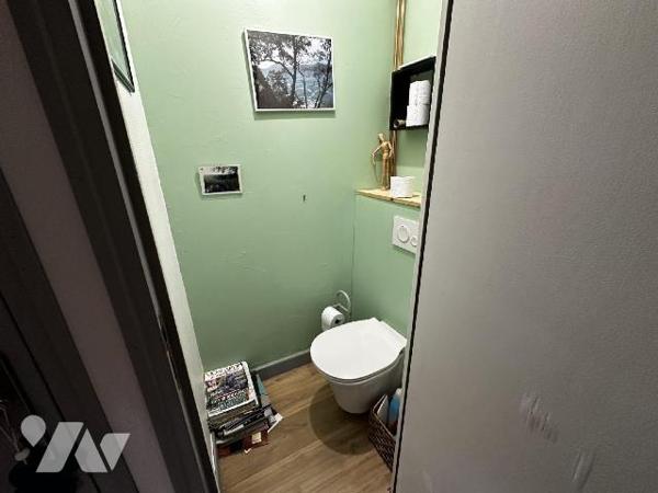 SAINT JULIEN DU SAULT - Maison d'habitation comprenant au rez-de-chaussée une entrée sur salle ...