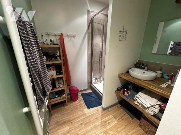 SAINT JULIEN DU SAULT - Maison d'habitation comprenant au rez-de-chaussée une entrée sur salle ...