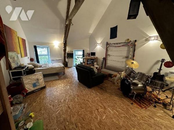 SAINT JULIEN DU SAULT - Maison d'habitation comprenant au rez-de-chaussée une entrée sur salle ...