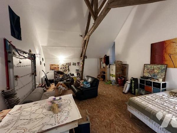 SAINT JULIEN DU SAULT - Maison d'habitation comprenant au rez-de-chaussée une entrée sur salle ...