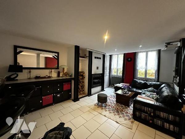 SAINT JULIEN DU SAULT - Maison d'habitation comprenant au rez-de-chaussée une entrée sur salle ...