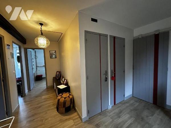 SAINT JULIEN DU SAULT - Maison d'habitation comprenant au rez-de-chaussée une entrée sur salle ...