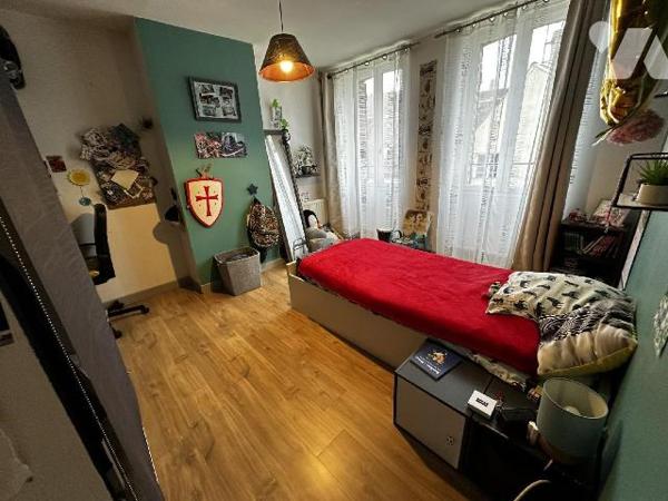 SAINT JULIEN DU SAULT - Maison d'habitation comprenant au rez-de-chaussée une entrée sur salle ...