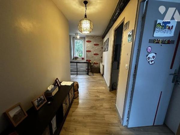 SAINT JULIEN DU SAULT - Maison d'habitation comprenant au rez-de-chaussée une entrée sur salle ...