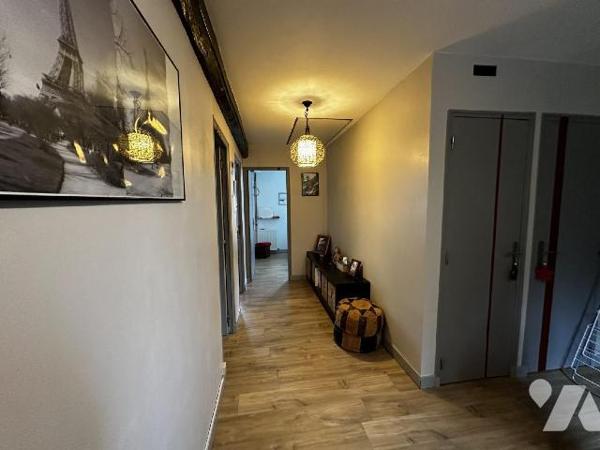 SAINT JULIEN DU SAULT - Maison d'habitation comprenant au rez-de-chaussée une entrée sur salle ...