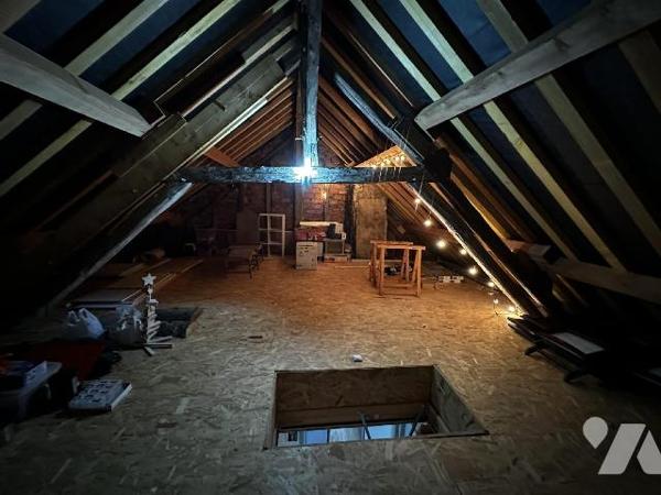 SAINT JULIEN DU SAULT - Maison d'habitation comprenant au rez-de-chaussée une entrée sur salle ...