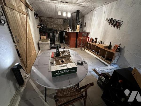 SAINT JULIEN DU SAULT - Maison d'habitation comprenant au rez-de-chaussée une entrée sur salle ...