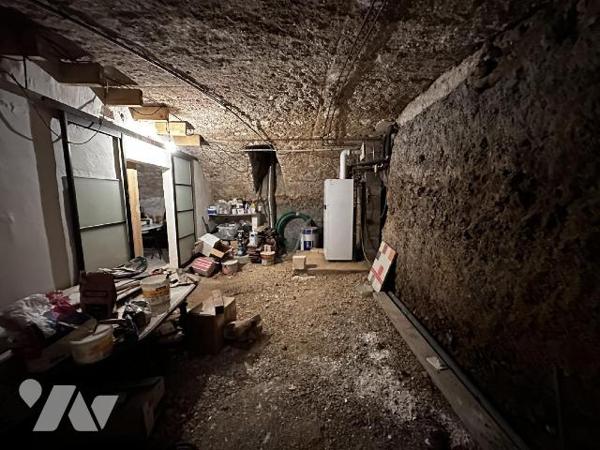 SAINT JULIEN DU SAULT - Maison d'habitation comprenant au rez-de-chaussée une entrée sur salle ...