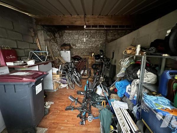 SAINT JULIEN DU SAULT - Maison d'habitation comprenant au rez-de-chaussée une entrée sur salle ...