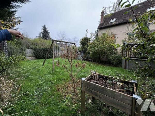 SAINT JULIEN DU SAULT - Maison d'habitation comprenant au rez-de-chaussée une entrée sur salle ...