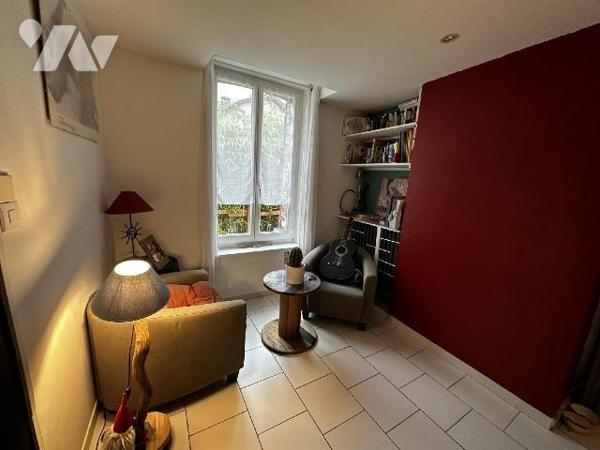 SAINT JULIEN DU SAULT - Maison d'habitation comprenant au rez-de-chaussée une entrée sur salle ...