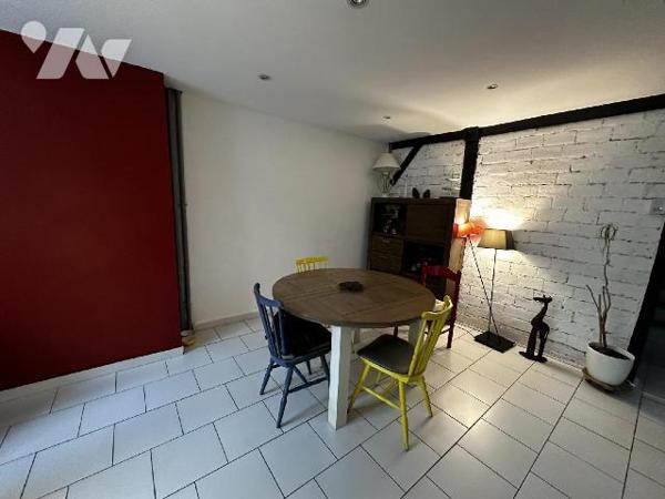 SAINT JULIEN DU SAULT - Maison d'habitation comprenant au rez-de-chaussée une entrée sur salle ...