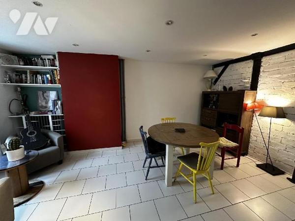 SAINT JULIEN DU SAULT - Maison d'habitation comprenant au rez-de-chaussée une entrée sur salle ...