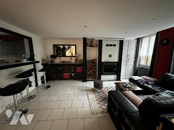 SAINT JULIEN DU SAULT - Maison d'habitation comprenant au rez-de-chaussée une entrée sur salle ...